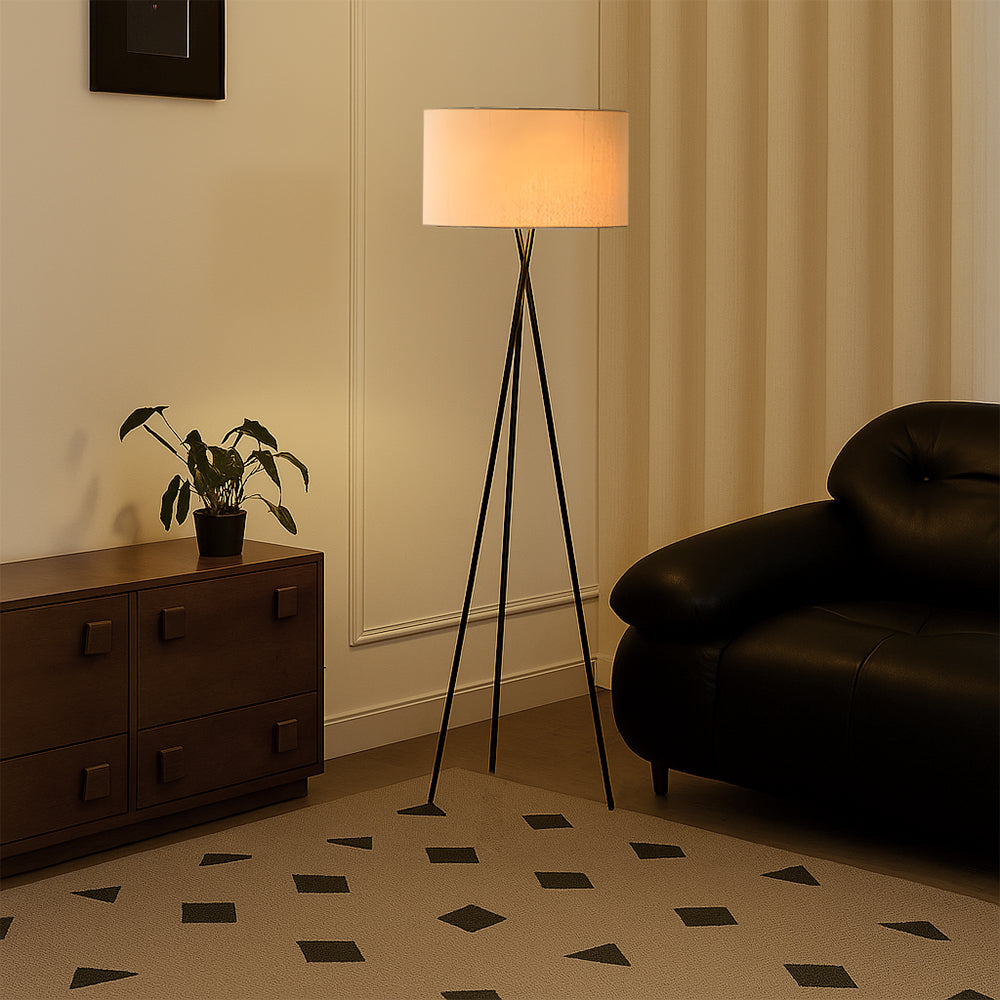 Lampe sur pied LED dans un coin lecture cosy