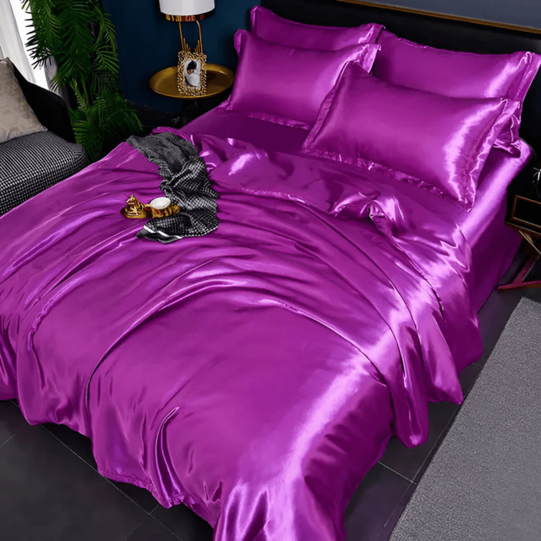 Ensemble de literie en soie de mûrier sur un lit king size