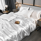 Literie en soie de mûrier dans une chambre moderne