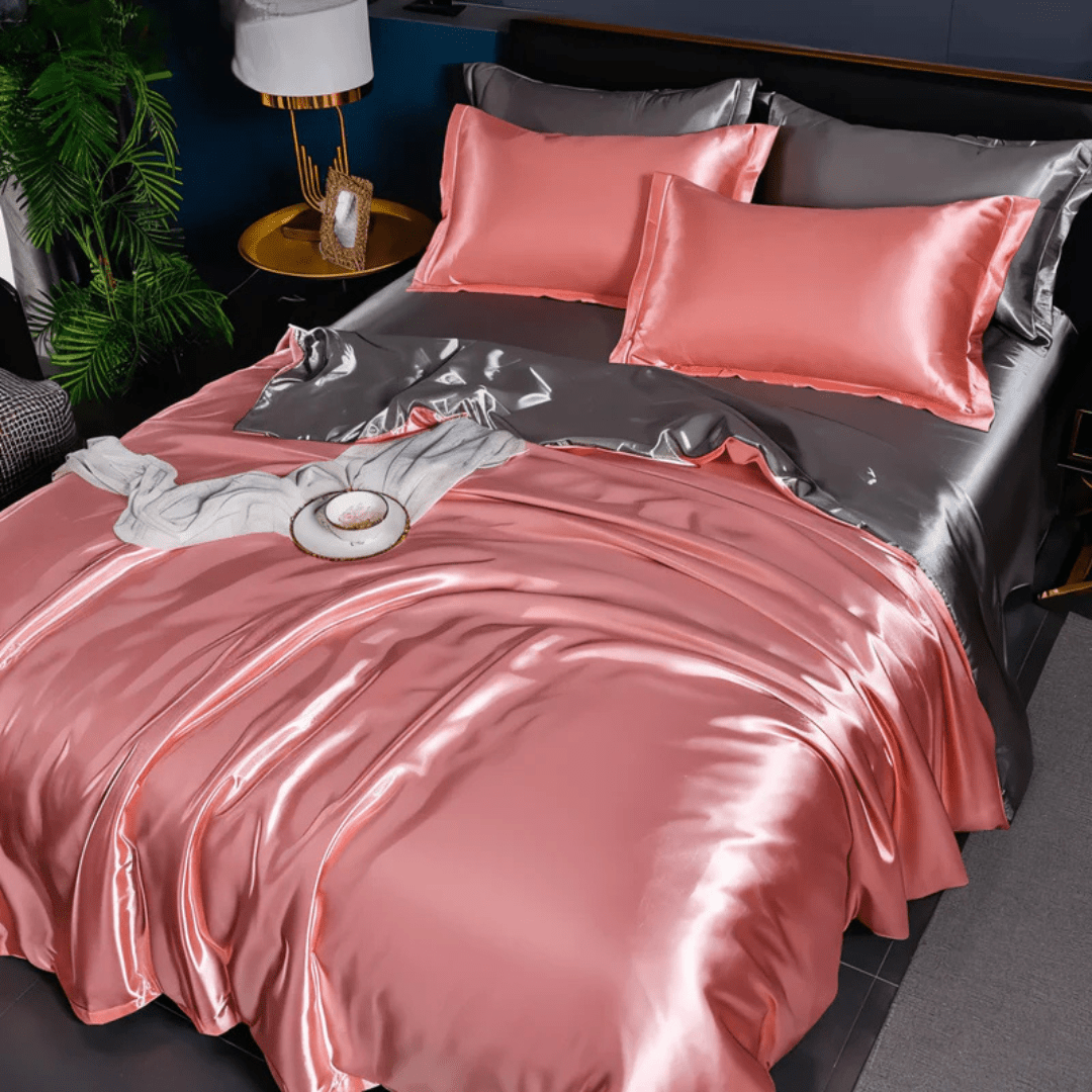 Chambre luxueuse avec literie en soie bleu nuit