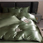 Housse de couette en soie naturelle sur un lit élégant