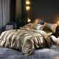 Chambre moderne avec housse de couette en soie unie
