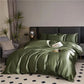 Texture luxueuse de la soie naturelle sur le lit