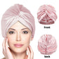 Turban en soie torsadé sur fond neutre, vue de face