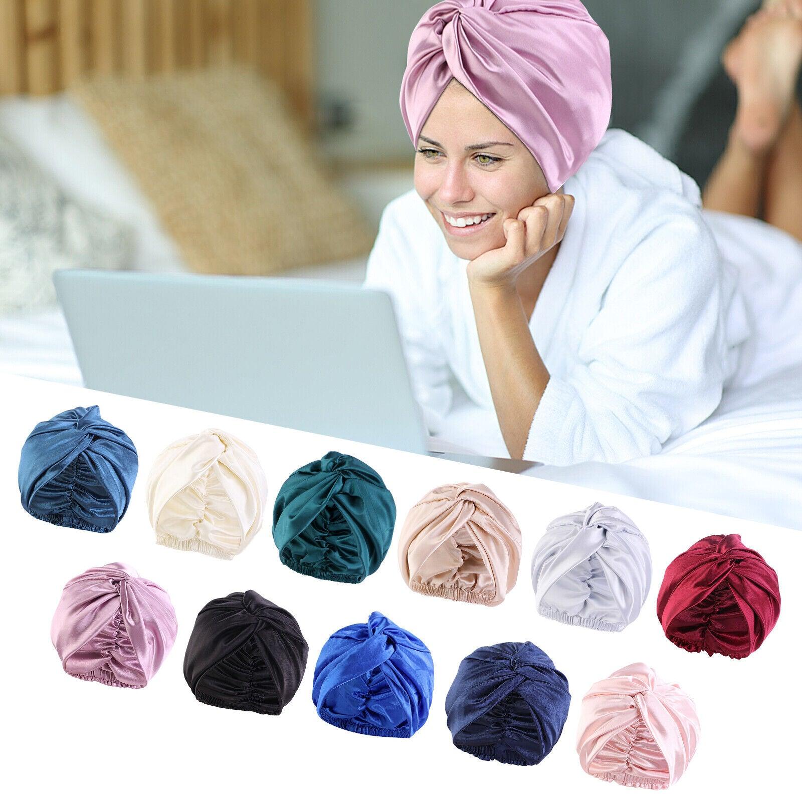 Turban en soie posé sur une surface en bois clair