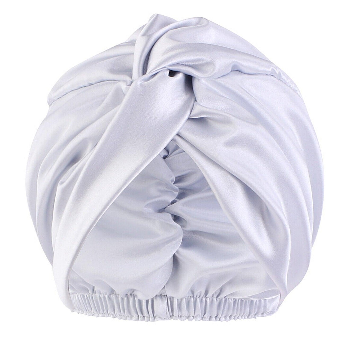 Turban en soie sur un mannequin, démontrant son ajustement