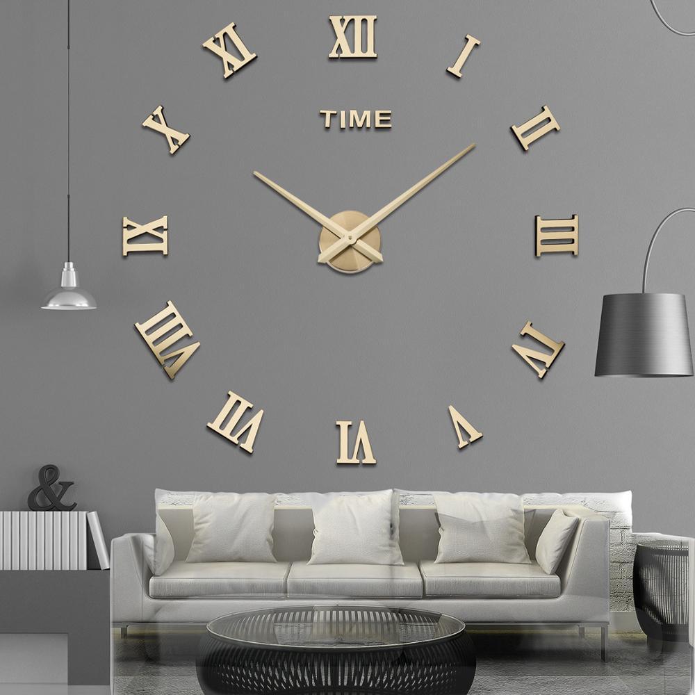 Horloge murale avec éléments géométriques et nature morte