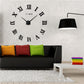 Vue d'ensemble de l'horloge nordique sur un mur décoré