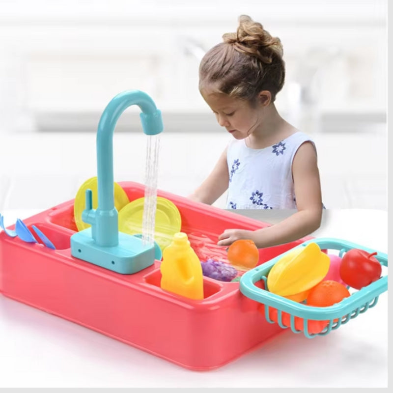 Gros plan sur le robinet et les jouets en légumes