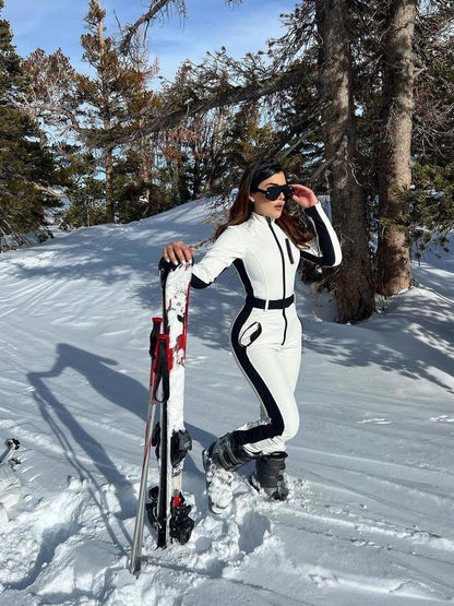 Vue de dos d'une tenue de ski élégante pour femme