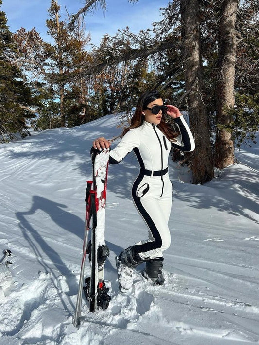 Vue de dos d'une tenue de ski élégante pour femme