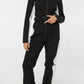 Femme en tenue de ski chic avec ceinture ajustable