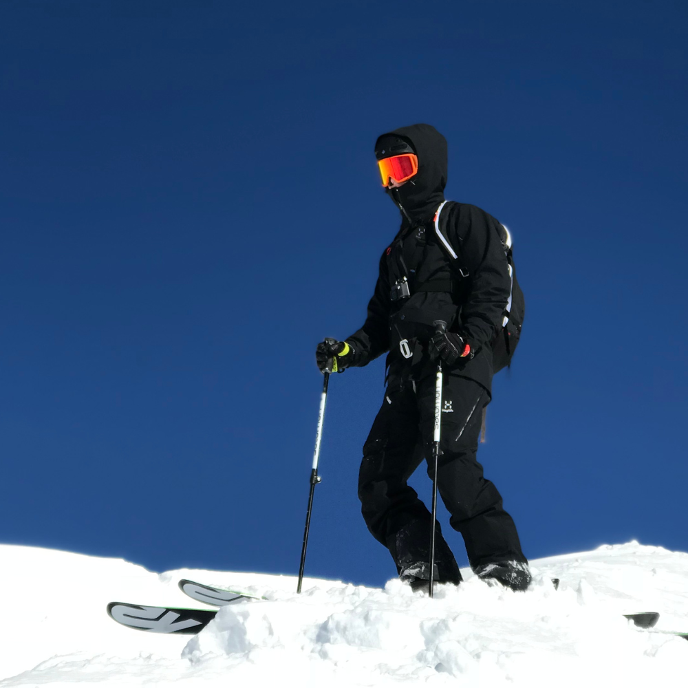 Vue de face d'une veste de ski imperméable pour homme