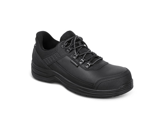Chaussures de sécurité en action sur chantier, vue dynamique