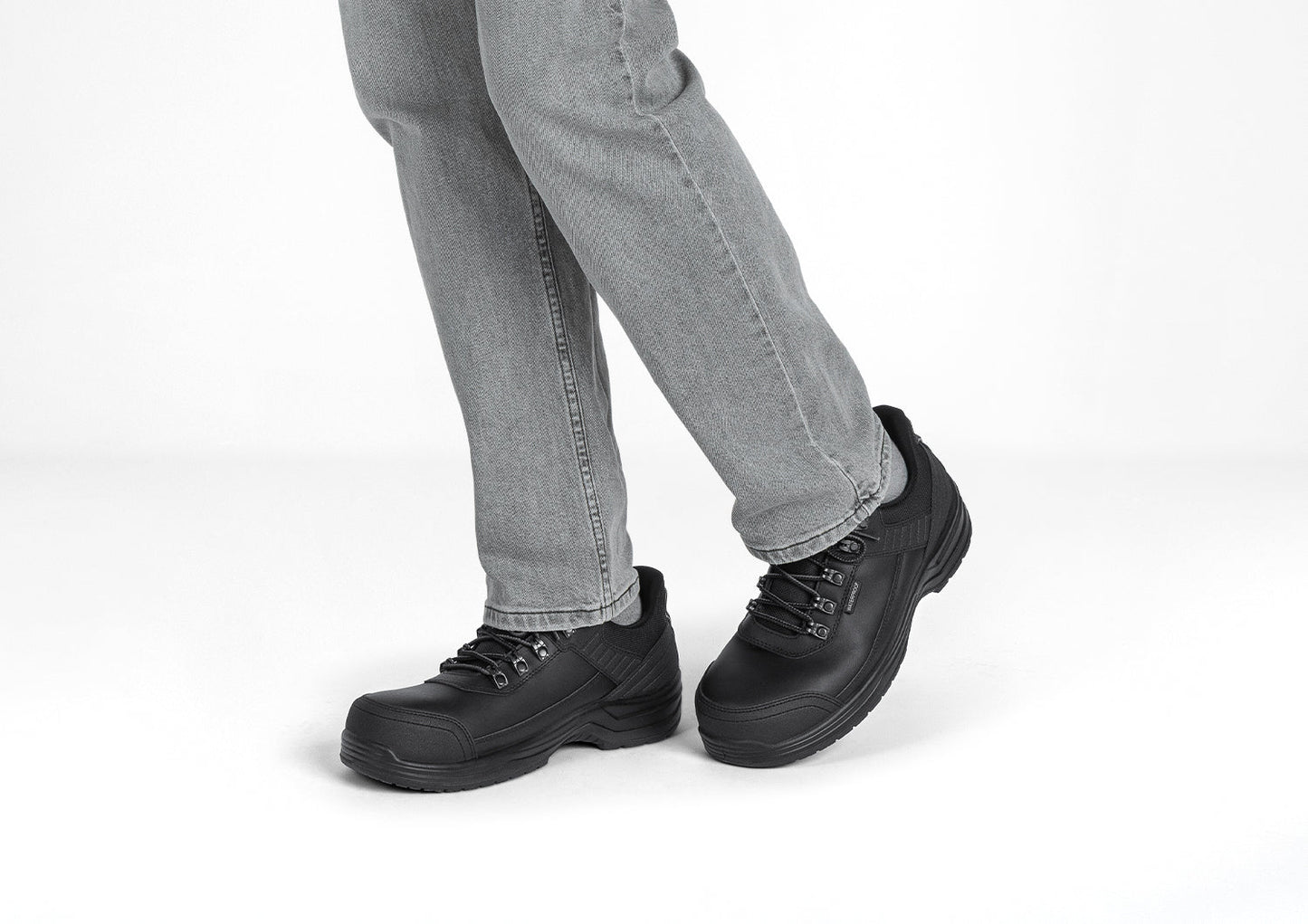 Chaussures de sécurité noires en cuir imperméable, vue de côté