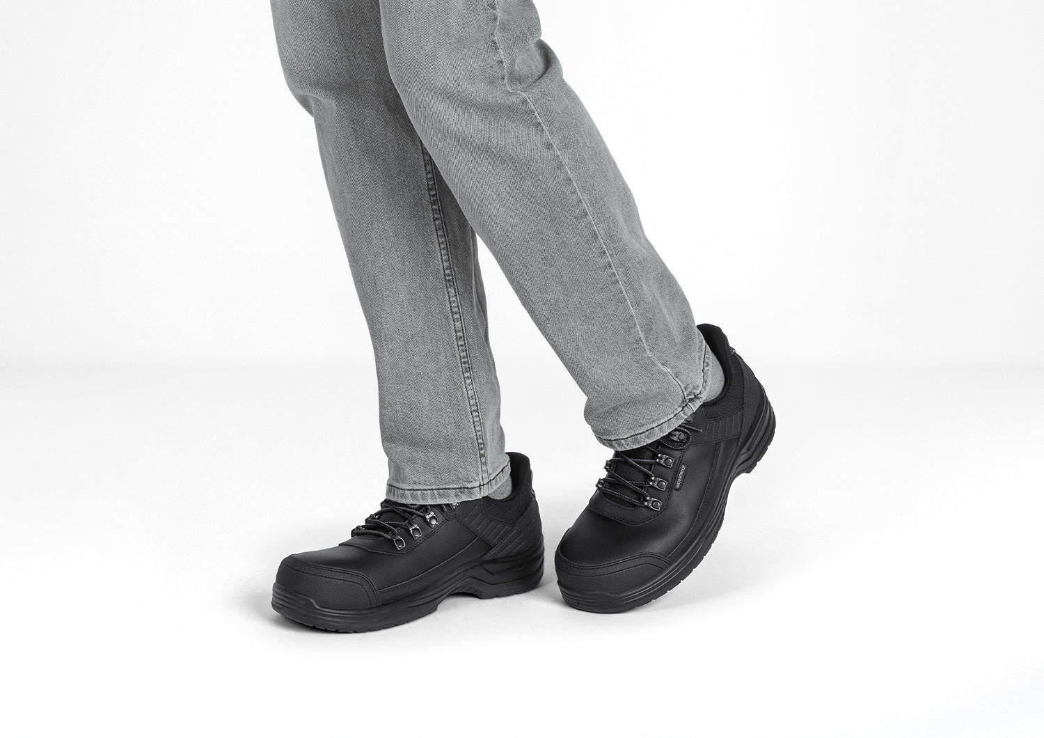Chaussures de sécurité noires en cuir imperméable, vue de côté