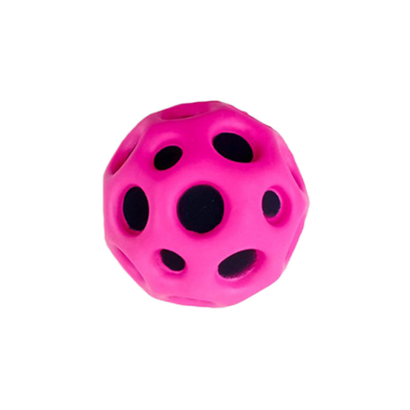 Balle de jeu à motif lunaire dans une main d'enfant
