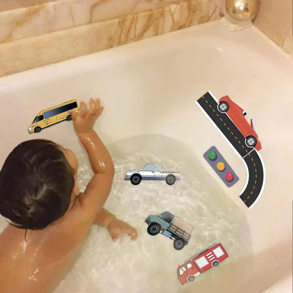Voitures miniatures sur une piste en mousse dans un bain