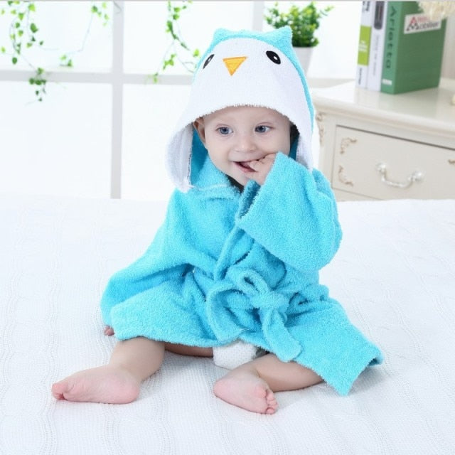 Peignoir bébé avec oreilles d'animal sur la capuche
