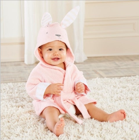 Gros plan sur le tissu doux du peignoir bébé