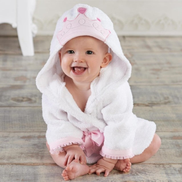 Enfant enveloppé dans un peignoir à motif animal