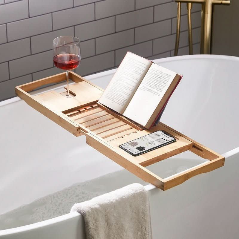 Plateau de bain en bambou installé sur une baignoire