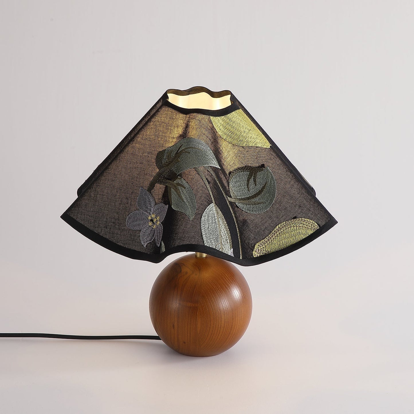 Lampe allumée diffusant une lumière douce et chaleureuse
