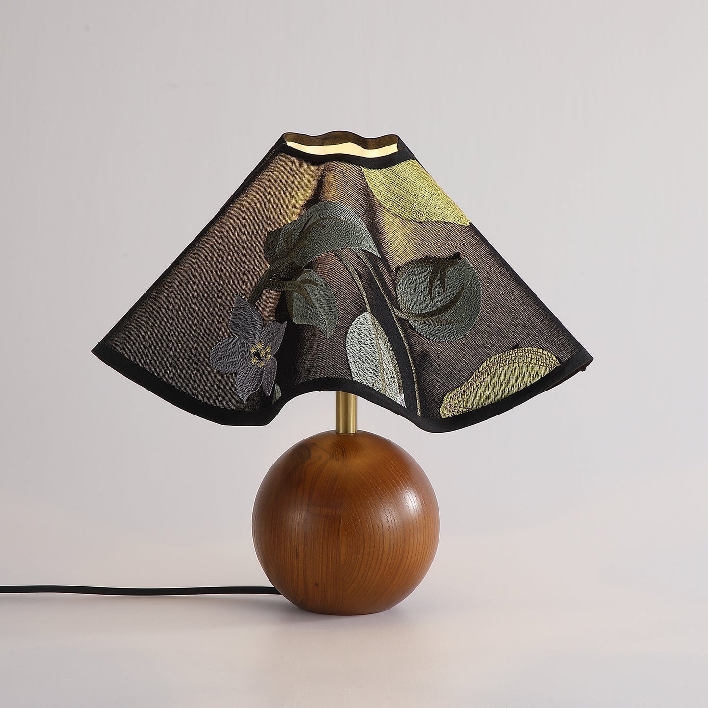 Lampe sur une table de nuit dans un intérieur moderne