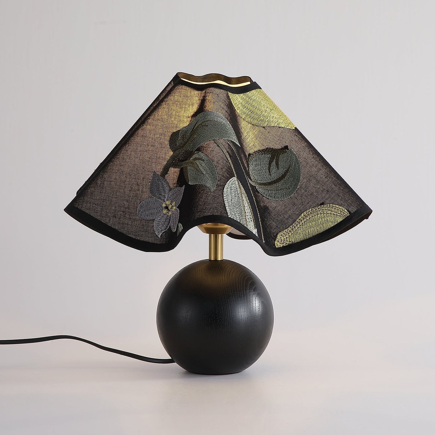 Lampe de table avec motifs brodés de feuilles et fleurs