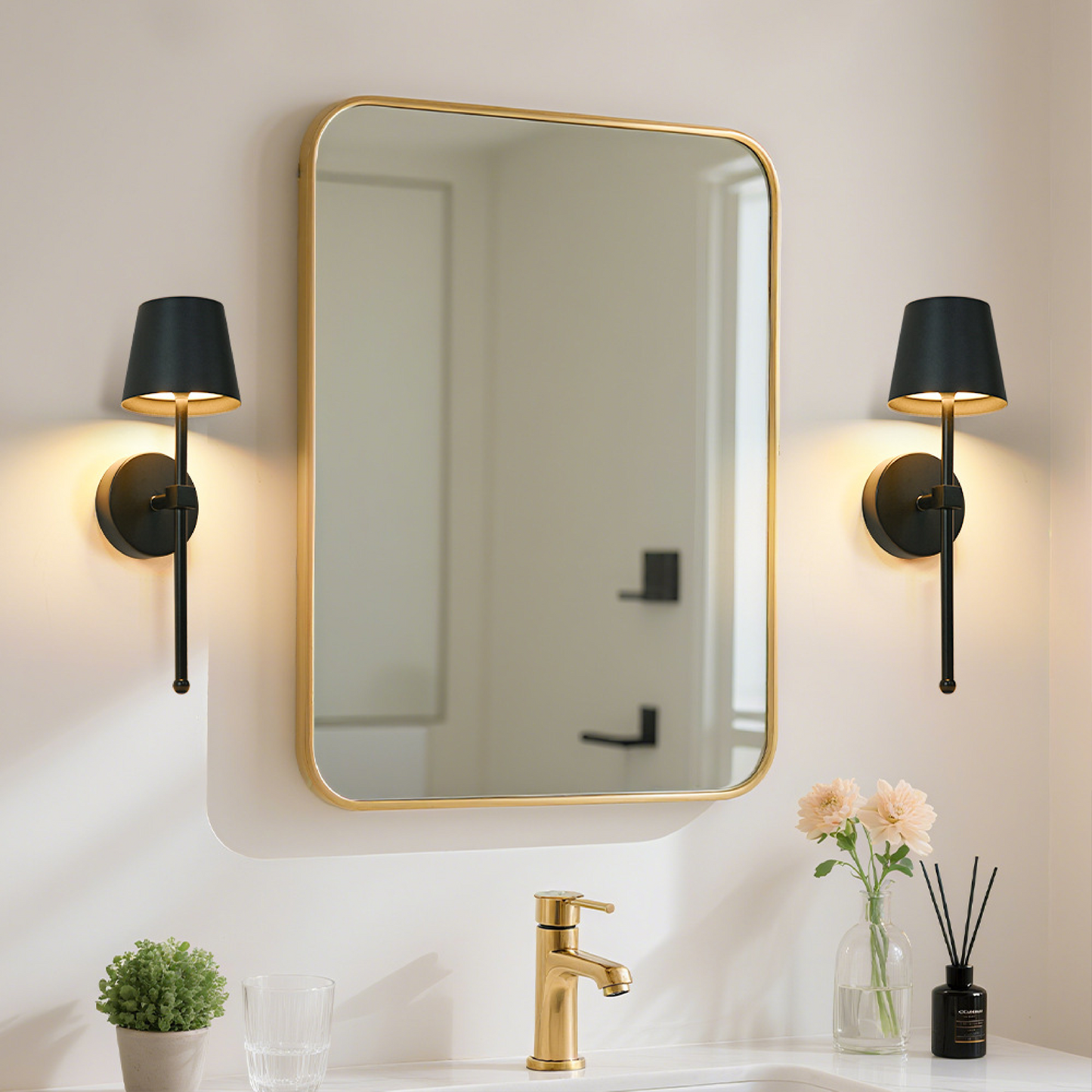 Vue rapprochée de la base métallique de la lampe murale