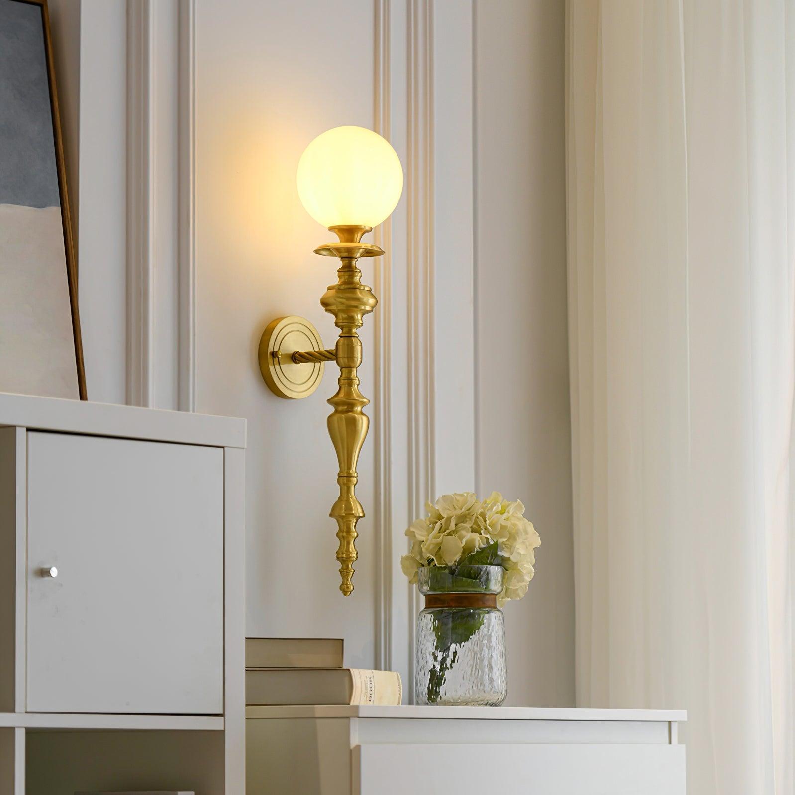 Applique murale éclairée dans un couloir élégant