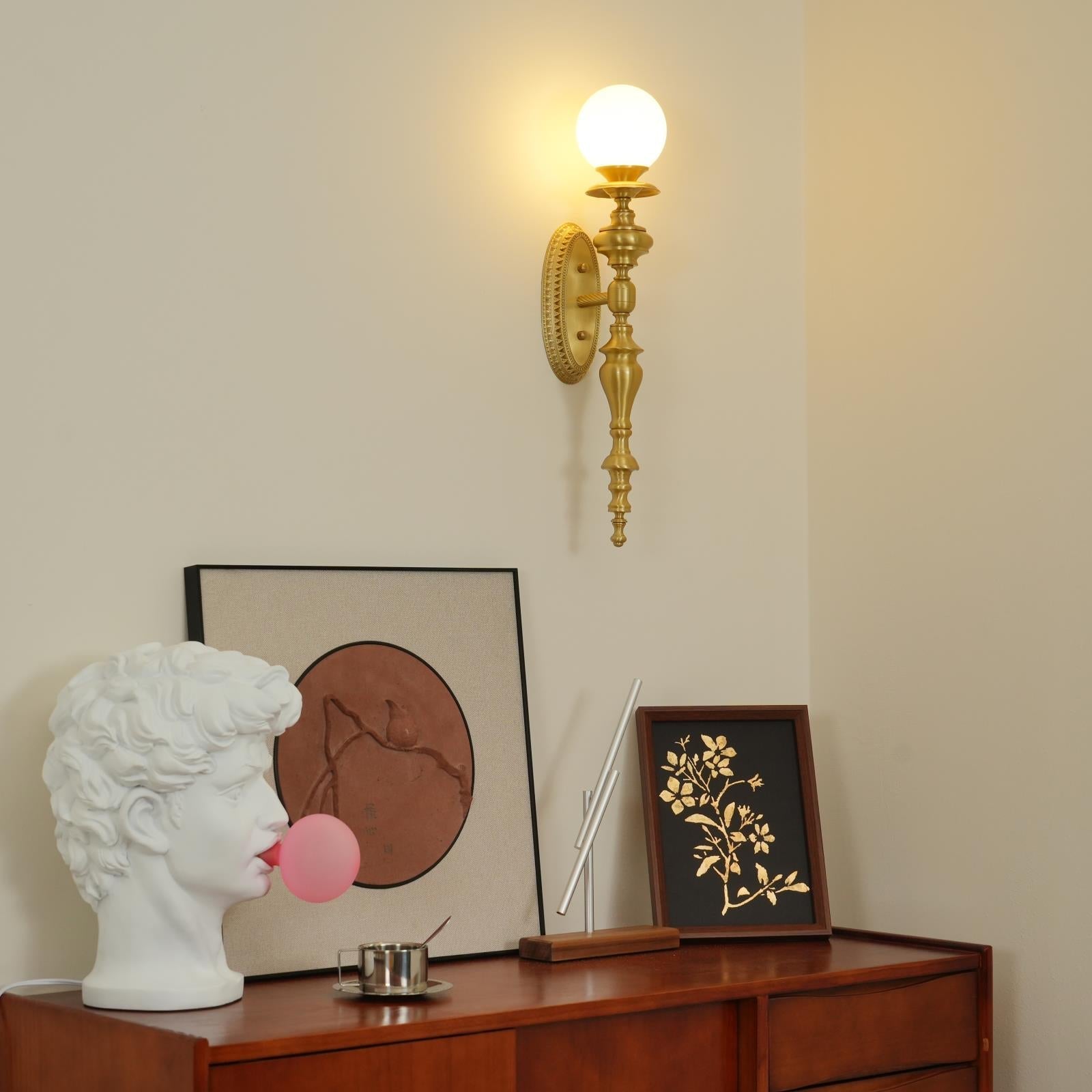 Détail du support mural en laiton poli