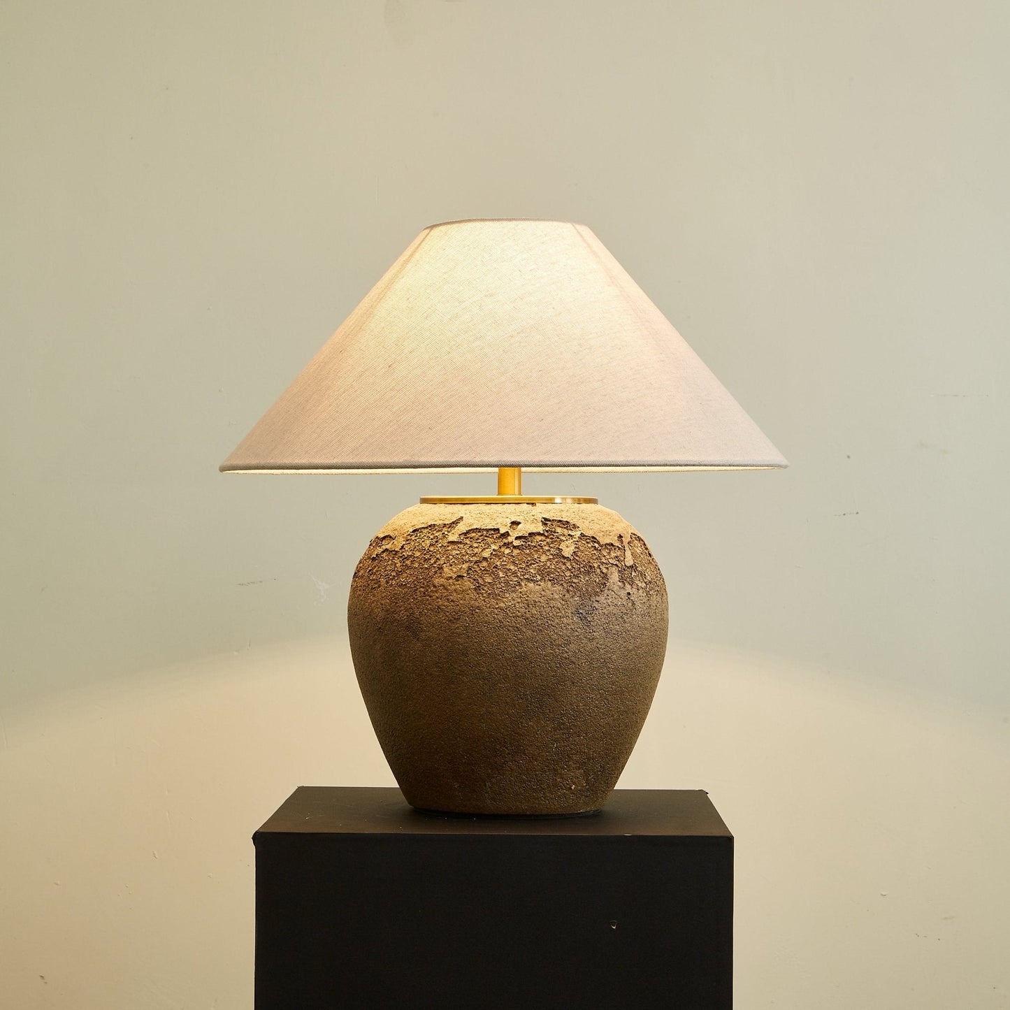 Lampe sur une table en bois, ambiance chaleureuse et sereine