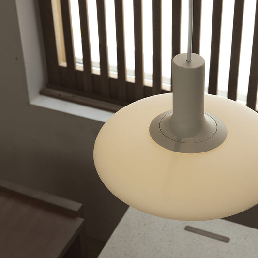 Lampe en verre diffusant une lumière douce et chaude