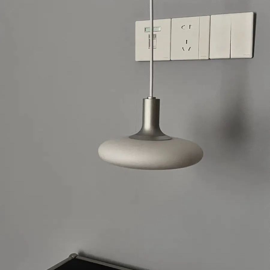 Lampe suspendue au-dessus d'une table à manger