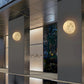 Vue rapprochée de l'applique murale en forme de lune