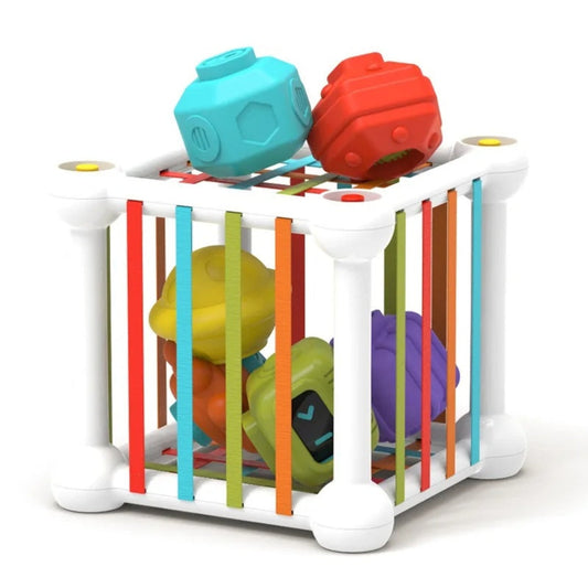 Enfant jouant avec un cube de tri sur une table