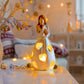 Lampe romantique allumée dans un environnement sombre