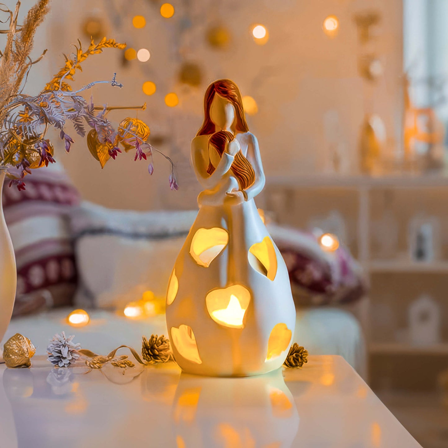 Lampe romantique allumée dans un environnement sombre