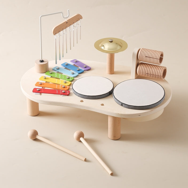 Vue rapprochée des instruments sur la table musicale éducative
