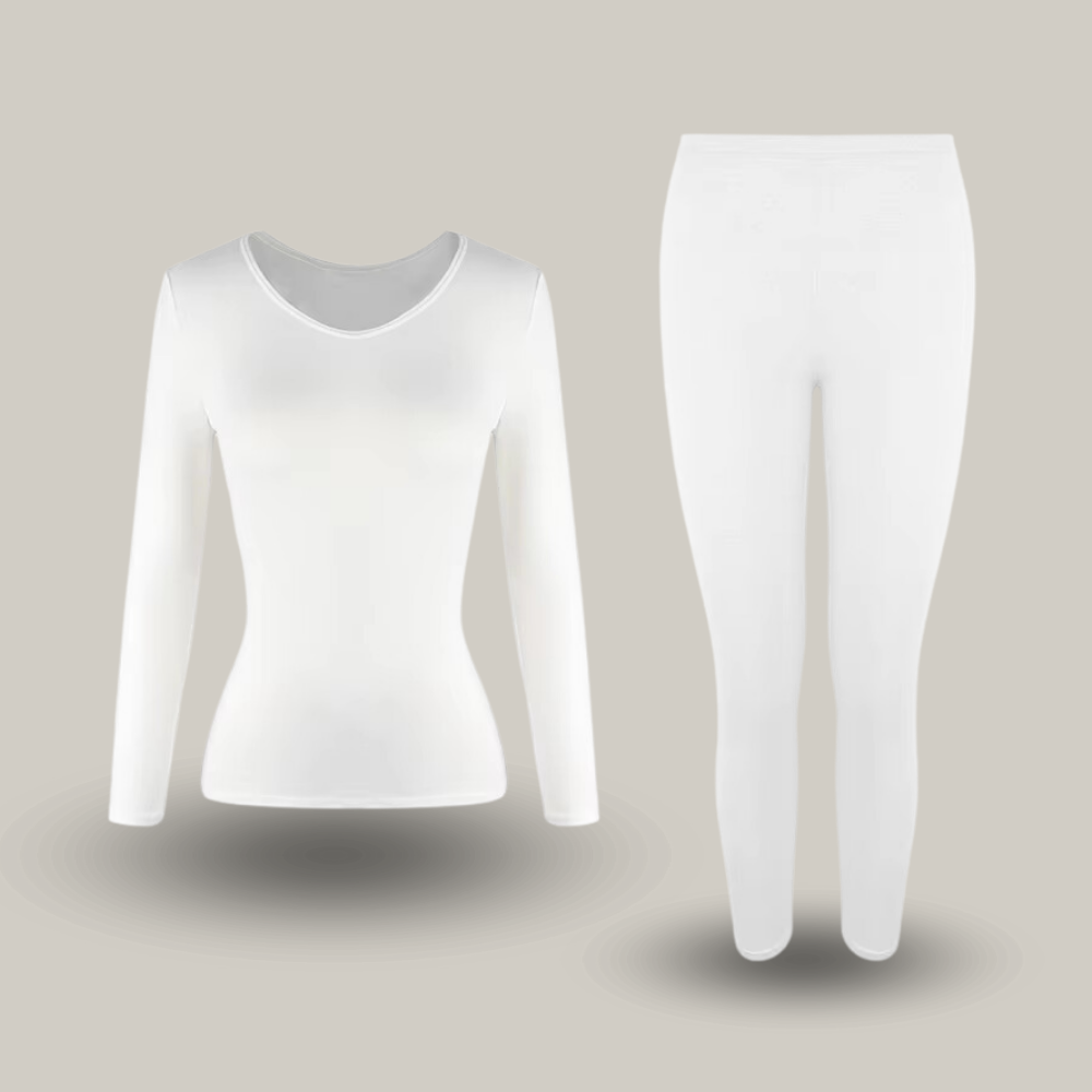 Femme portant sous-vêtements thermiques en extérieur enneigé