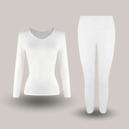 Femme portant sous-vêtements thermiques en extérieur enneigé