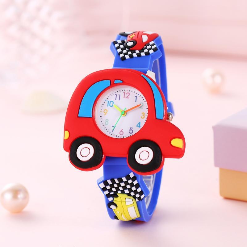 Montre enfant sur fond neutre, accent sur le cadran
