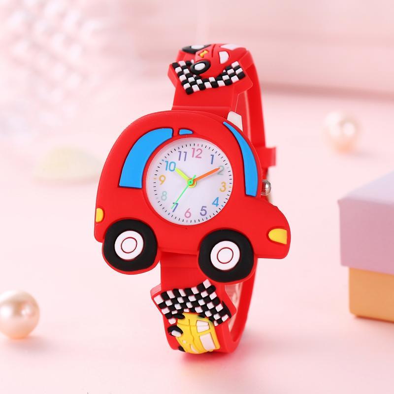 Montre enfant affichant l'heure sur fond blanc