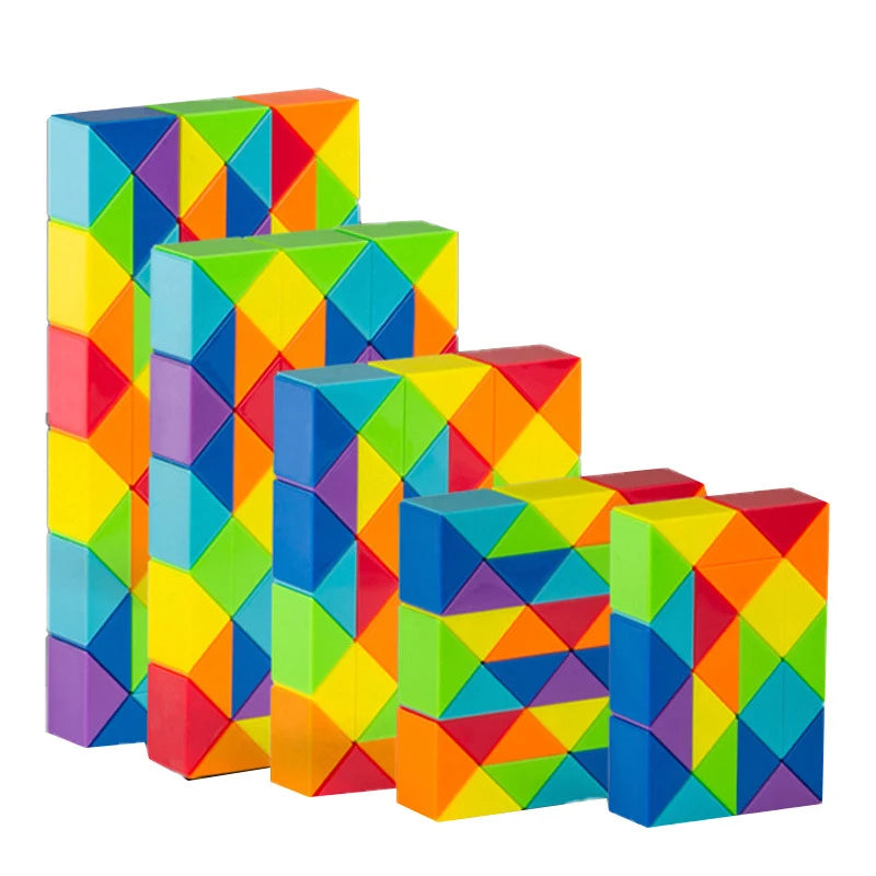 Cube serpent multicolore posé sur une table, prêt à être plié