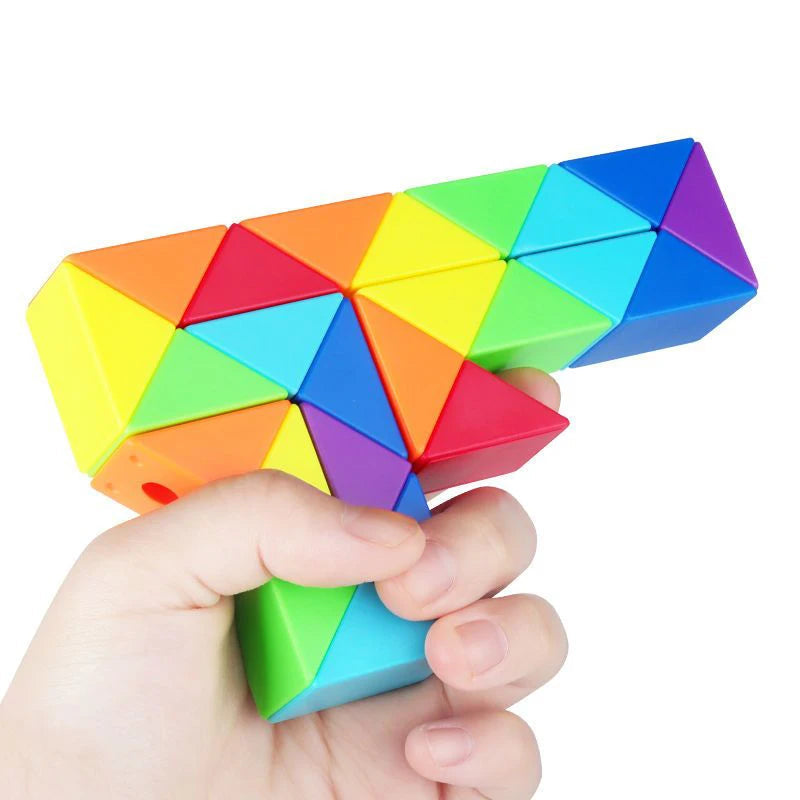 Cube serpent en cours de pliage, démontrant sa flexibilité