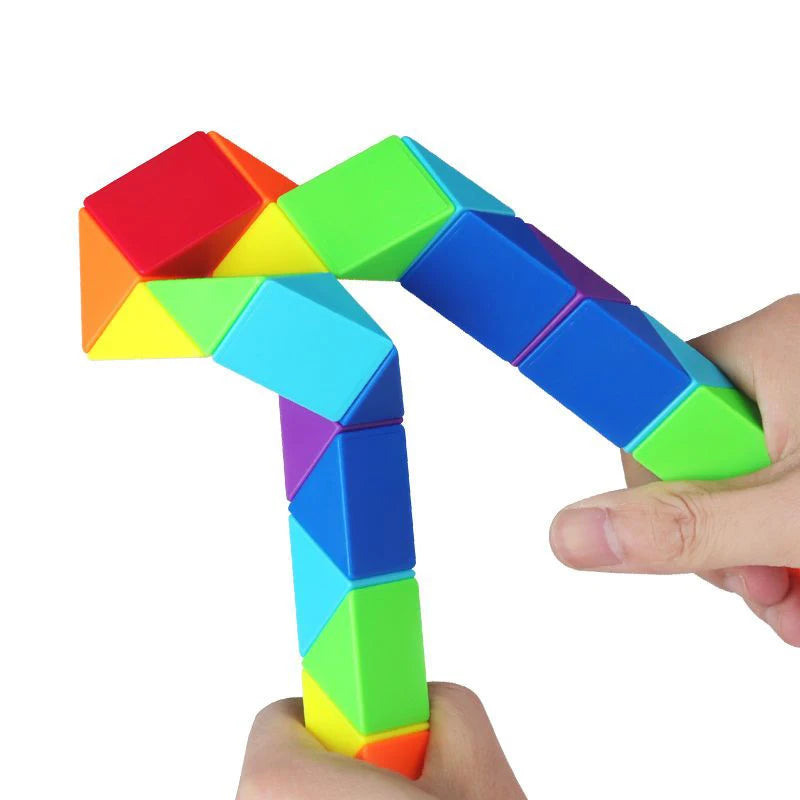 Vue rapprochée du matériau plastique coloré du cube serpent