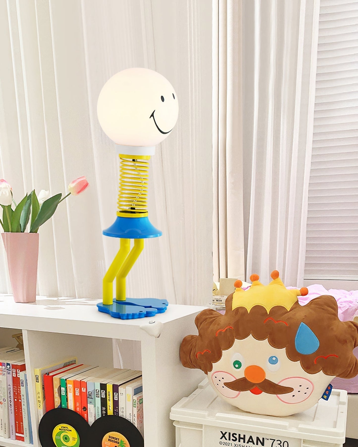 Vue d'ensemble de la lampe spiralée dans un décor contemporain