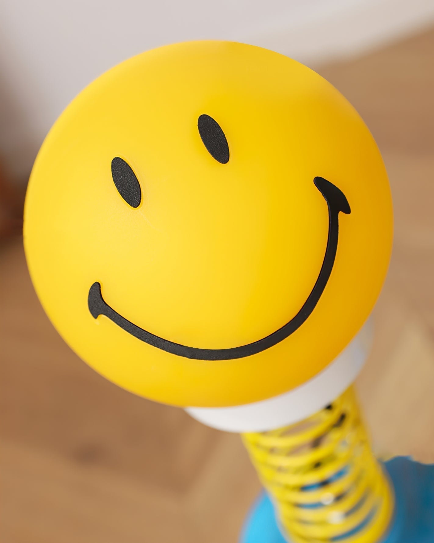 Vue latérale de la lampe avec base en spirale élégante