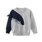 Pull garçon avec motif baleine sur fond bleu